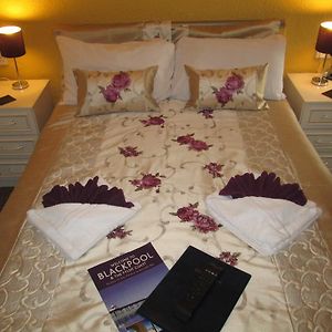 Zimmer mit Kingsize-Bett